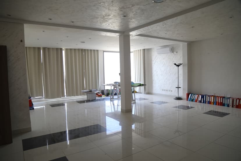 Appartement à location à P6XQ+5GJ, RR33, Ben Arous - Showroom moderne à louer à Ben Arous – Résidence Yasmin Centre