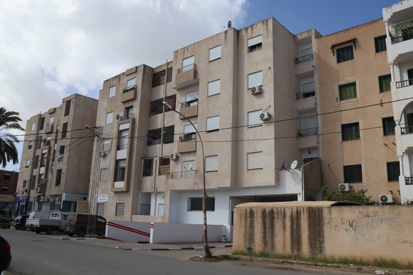 Appartement à vente à Q62H+HHM, Ben Arous - Appartement S+3 à vendre – Rez-de-chaussée - Résidence Essaraya, Ben Arous